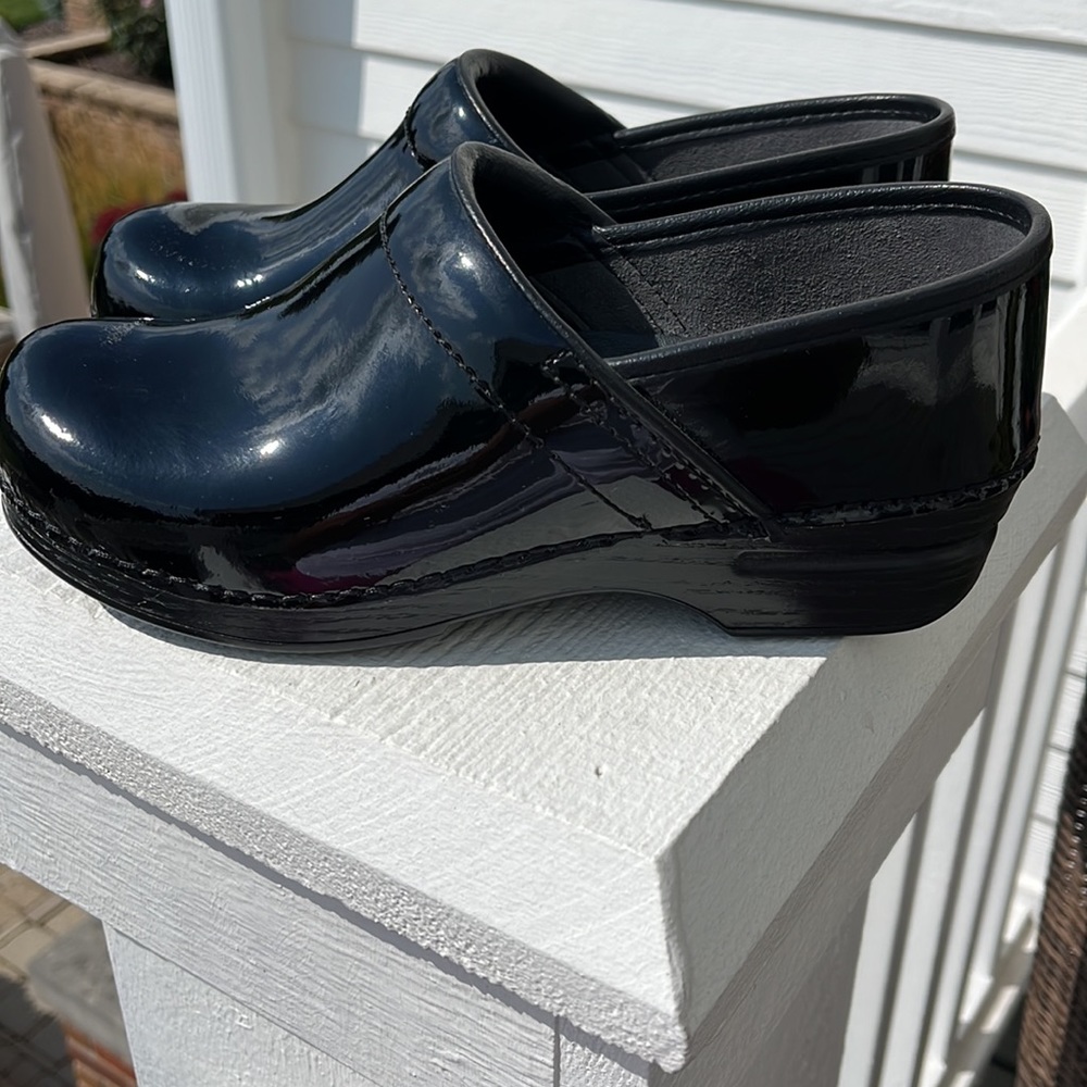EUC women’s black patent Dansko XP 39 - Picture 4 of 6